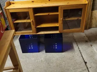 Vitrineskab i fyrretræ og hedder domino Møbler