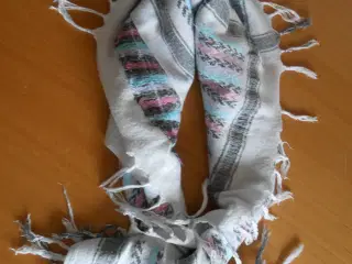 Tørklæder Små og Store.  Sixpence Kasket.