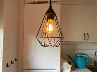 Loftslampe i sort metal