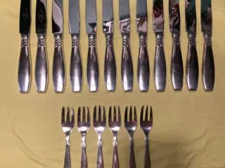 12 middagsknive og 6 kagegafler 