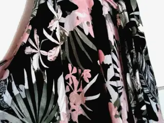 Kjole fra Wallis -med blomster print. / str. M