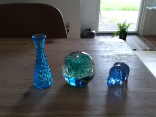 Brevpresser og glas vase 