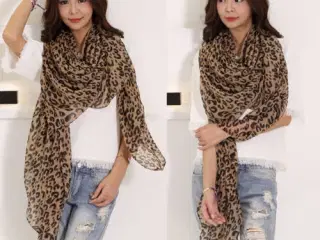 Tørklæde (aflangt) med leopard print 