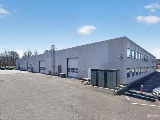 Funktionelle lagerlokaler med flotte kontorlokaler i Jyllinge.