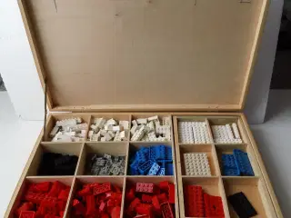 LEGO trækasse med indhold 