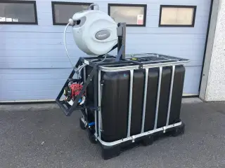 - - - AB Vandtank med Honda motor og slange