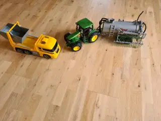 Stor lastbil og traktor