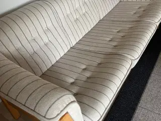Sofa i lyst uldstof med ben i bøg