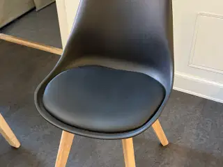 Spisebord og 4 stole, som nye, sælges. 