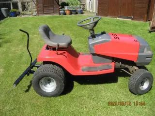 Traktor med rive uden klipper