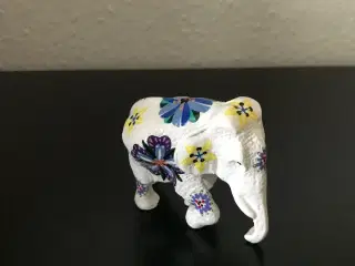 Elefant i hvid med blå og gule håndmalet blomster