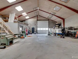 Pæn industriejendom med gode udvidelsesmuligheder og mange ampere!