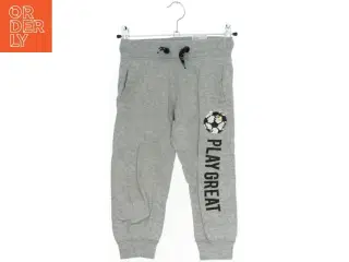 Grå sweatpants med tekst fra H&M (str. 104)