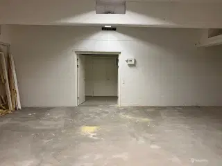Kælderrum med vareelevator til kælderen
