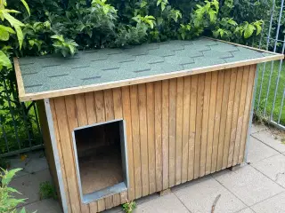 Stor isoleret hundehus (str L) med vindfang
