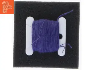 Broderitråd på plastikspole (str. 4 x 4 cm)