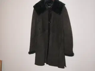 Flot Lammeskindsjakke i fabrikat Lewinsky.