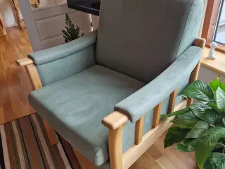 Stol i god stand, grønt betræk og egetræ.
