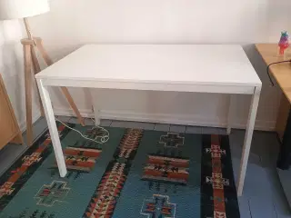 Spisebord med udtræk. Samlet og ubrugt 