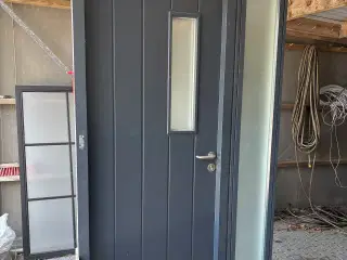 Velfac hoveddør med sideparti
