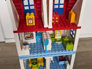 Lego duplo dukkehus i 3 etager med møbler mm