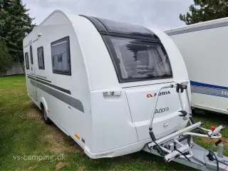 2015 - Adria Adora 482 LU   ATTRAKTIV CAMPINGVOGN MED ENKELTSENGE MED LAMELUDTRÆK &amp; RUNDSIDDEGRUPPE
