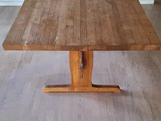 Spisebord i massiv egetræ