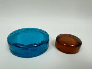 2 ældre hinkesten /  brevpressere i glas