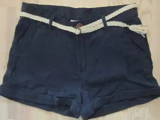 Str. 34 (XS), mørkeblå shorts m. bælte