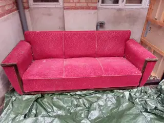 Rød sofa i uopskåren mekka