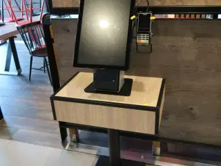 All-in-one touch computer ELO ESY22i5 med bonprinter (betalingsterminal medfølger ikke)