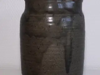 Ældre vase i stentøj af Niels Peter Nielsen