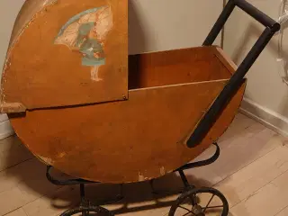 Antik dukkevogn med håndmalede eventyrmotiver