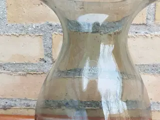 Vase i røgfarvet glas