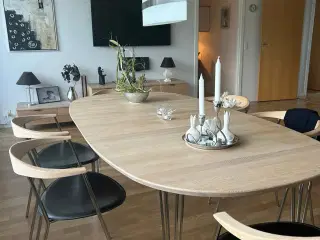 Meget flot spisebord med 6 stole