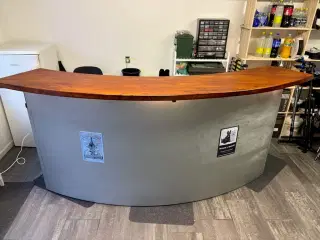 Bar i stål med bejset bordplade. 