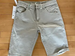 Virtu Denim beige shorts med stretch. Str 36