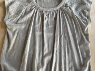Grå kortærmet bluse fra House of Soul, str 42