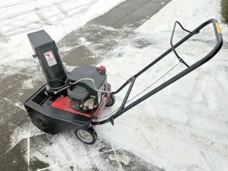 Garden sneslynge med benzinmotor sælges. 