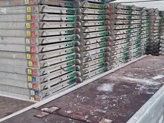 Facadestillads, gelænder-rammer og dæk