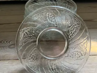 Glas asietter med præget drue mønster
