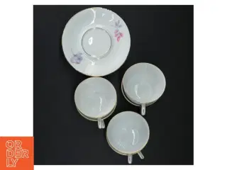 Porcelænskopper og underkopper med blomstermotiv