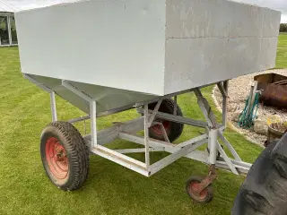 Gammeldags kornvogn byd 