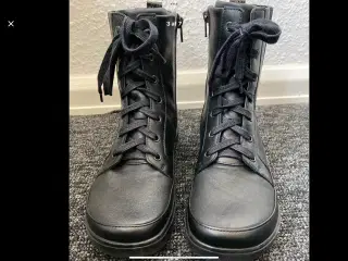New Feet støvler i sort skind. Størrelse 37