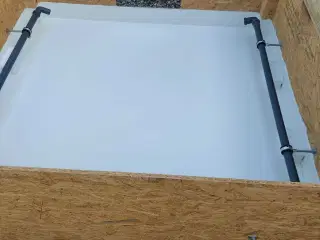  Hvalpe kasse måler 1500×1400×530 i højde.