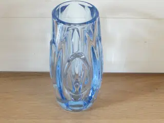 Fin  tjekkisk vase ca 18 cm i højden