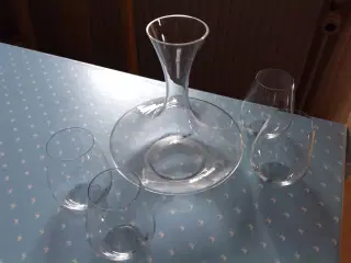 Vinkaraffel deru og 4 glas