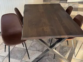 Spisebord i mørk træ