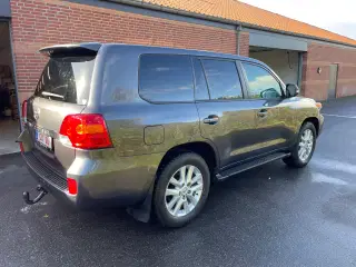 Toyota Landcruiser 200