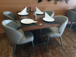 Bord og 4 nye stole